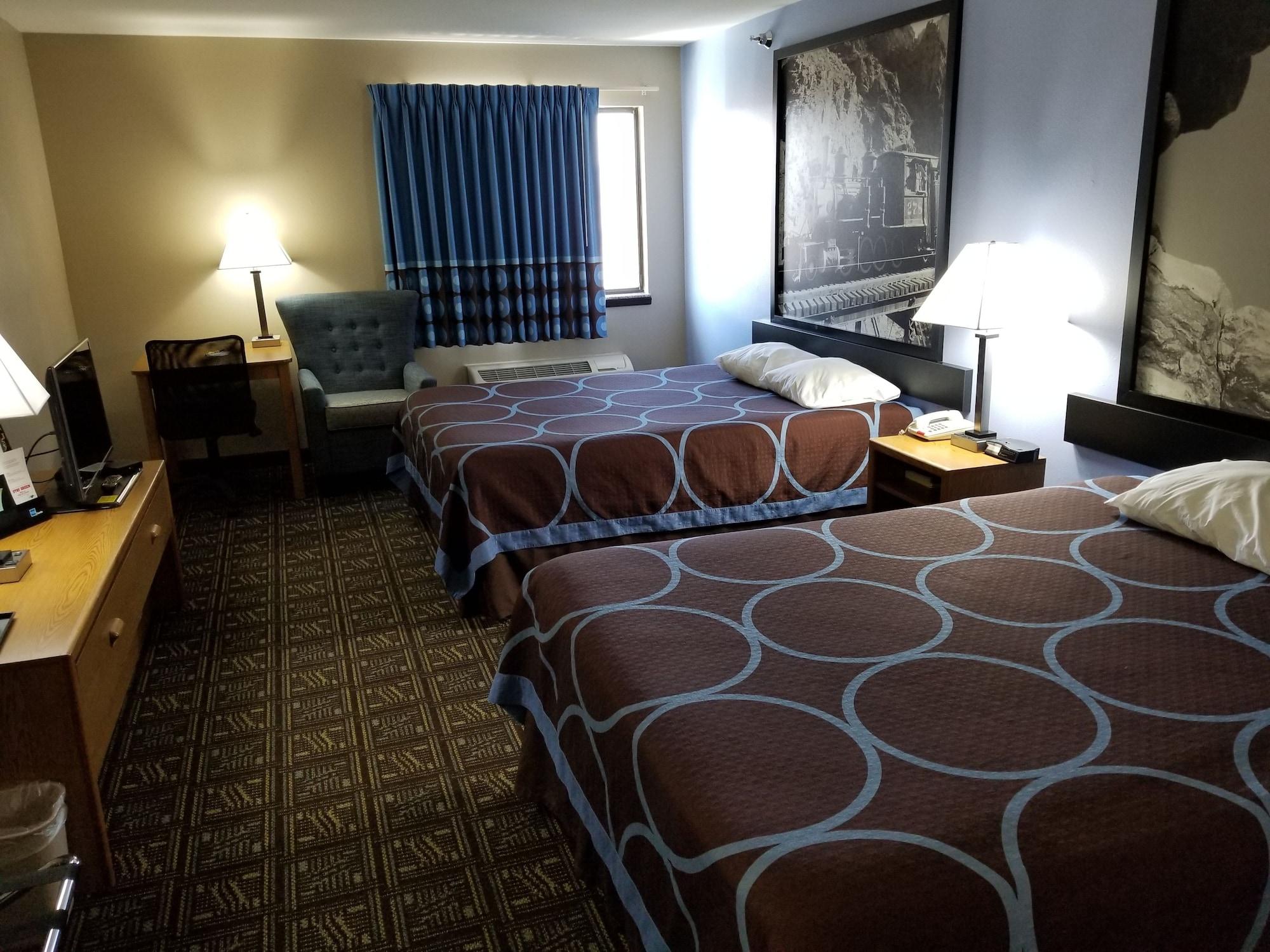 Super 8 By Wyndham Collins Hotel